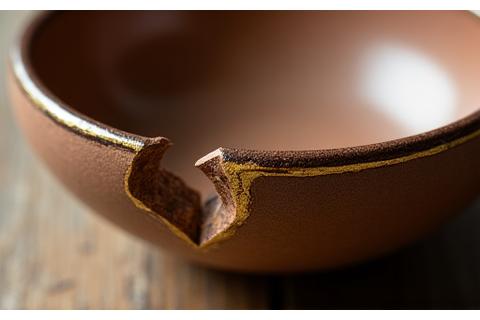 金で修復された陶器